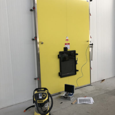 pose des portes isothermes pour une chambre froide en arboriculture