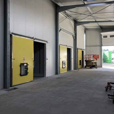 portes isothermes coulissantes pour un entrepôt frigorifique de stockage des fruits