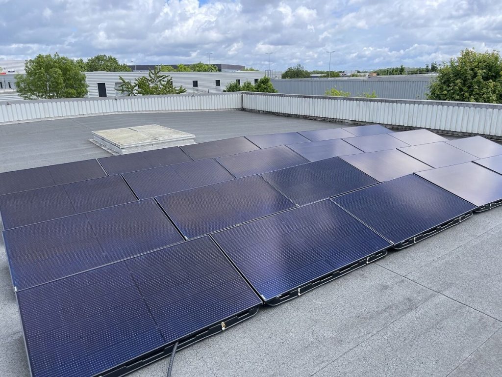 Installation de panneaux solaires sur le toit de l'entreprise Isolac &agrave; Angers