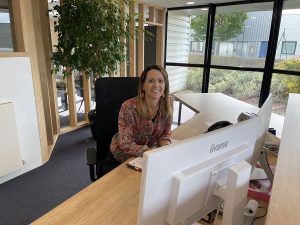 Nolwen &agrave; votre service chez ISOLAC Vdl