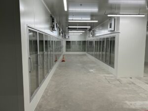 finalisation de la chambre froide n&eacute;gative en tunnel pour Auchan Drive de saint s&eacute;bastien sur loire (44)