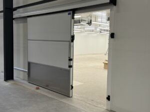 Porte coulissante isotherme pour une chambre froide n&eacute;gative en tunnel r&eacute;alis&eacute;e par Isolac
