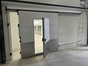 Une porte de secours dans la porte isotherme pour la chambre froide n&eacute;gative en tunnel pour Auchan Drive de saint s&eacute;bastien sur loire (44)