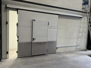 l'astuce pour la chambre froide n&eacute;gative en tunnel pour Auchan Drive de saint s&eacute;bastien sur loire (44) avec la porte de secours int&eacute;gr&eacute;e pour optimiser l'espace