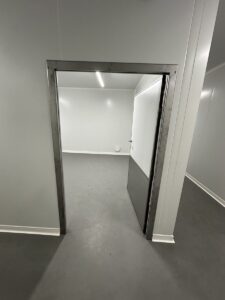 finition porte isotherme pour un laboratoire