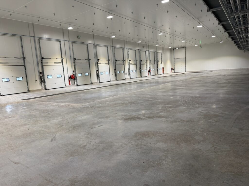 vue sur les portes isothermes de Chambre froide positive pour la grande Distribution - R&eacute;alisation par Isolac Vdl